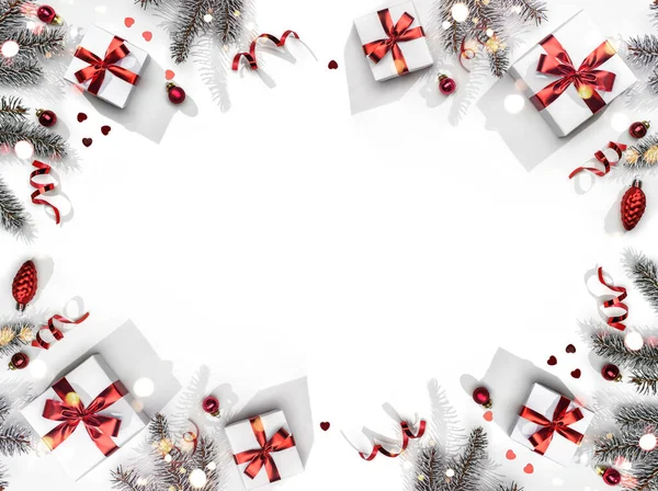 Vrolijke Kerstkaart Gemaakt Van Sparren Takken Geschenkdozen Rode Decoratie Sprankelingen — Stockfoto