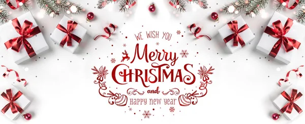 Veselý Vánoční Text Bílém Pozadí Dárkovými Krabicemi Stuhami Červenou Výzdobou — Stock fotografie