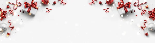 Рождественские Елки Подарочные Коробки Красной Лентой Красные Украшения Блеск Конфетти — стоковое фото