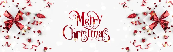 圣诞和新年快乐的文字白色背景与礼品盒 红色装饰 火花和意大利面 圣诞节贺卡 Bokeh 平躺在地上 俯瞰四周 — 图库照片