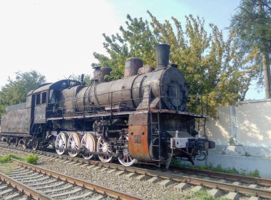 Demiryolu müzesinde paslı lokomotif.