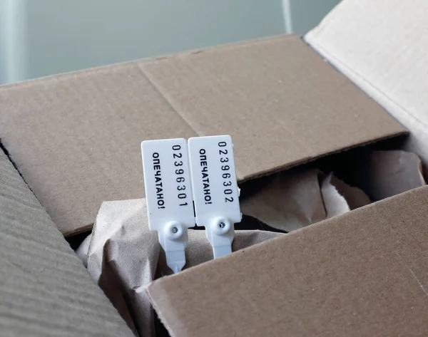 Yeni Plastik Nakliye Mührü Sevkiyat Için Açık Bir Karton Kutudan — Stok fotoğraf