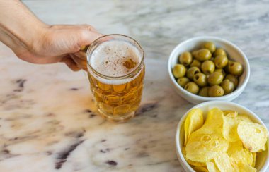 Bira, cips ve zeytinli klasik aperatif.