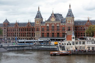 Amsterdam, Hollanda ortasında gün batımı görünümü.