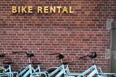 Amsterdam, Hollanda - 10 Eylül 2018: bir bisiklet sürme boyunca daha fazla olabilir Hollanda içinde herhangi bir yerde daha popüler. Bunlar onların binici bekleyen kiralık bisikletler..