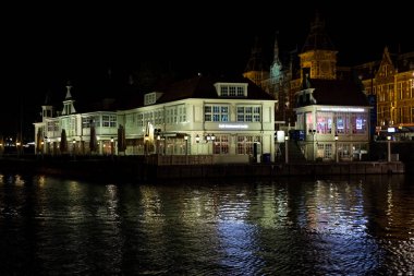 Amsterdam, Hollanda - 12 Eylül 2018: Amsterdam Merkez ve çevresindeki binalar kanallar gece görünümü.