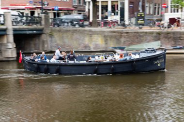 Amsterdam, Hollanda - 10 Eylül 2018: turist kanal binmek teknelerle Amsterdam gel birçok şekil ve boyutlarda.