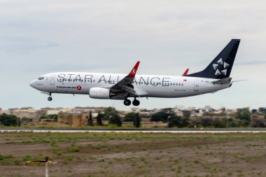 Luqa, Malta - 2 Ekim 2018: Star Alliance (THY) Boeing 737-8f2 (Reg: Tc-Jhc) iniş pisti 31.