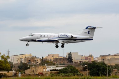 Luqa, Malta - 2 Ekim 2018: Özel Learjet 35a (9h-ÇBİÖ'ün) finale pistte 31.