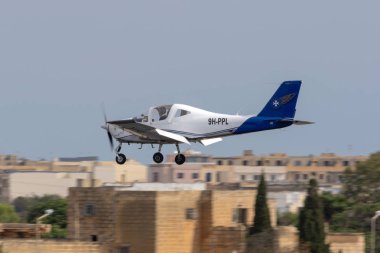 Luqa, Malta - 2 Ekim 2018: Avrupa Pilot Akademi Tecnam P-2002jf Sierra (Reg: 9h-Ppl) eğitim yaparken devreleri Pist 31.