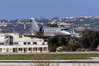 Luqa, Malta - 13 Kasım 2018: Vistajet Bombardier Challenger 605 (Cl-600-2b16) (Reg: 9h-Vfc) iniş pisti 13.