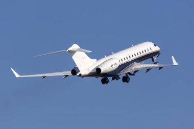 Luqa, Malta - 13 Kasım 2018: Tag Havacılık Bombardier Global 5000 (Reg: 9h-Asb) üzerinde 13 pistlerden birinden çıkar.