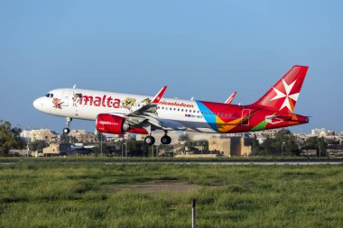 Luqa, Malta - 30 Ekim 2018: Air Malta Airbus A320-251n (Reg: 9h-Neo), pist 31 akşam geç iniş filo için son ek.