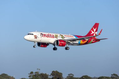 Luqa, Malta - 30 Ekim 2018: Air Malta Airbus A320-251n (Reg: 9h-Neo), pist 31 akşam geç iniş filo için son ek.