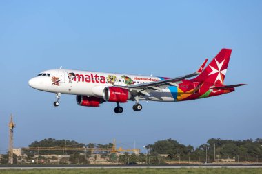 Luqa, Malta - 30 Ekim 2018: Air Malta Airbus A320-251n (Reg: 9h-Neo), pist 31 akşam geç iniş filo için son ek.