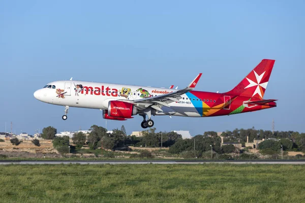 Luqa, Malta - 30 Ekim 2018: Air Malta Airbus A320-251n (Reg: 9h-Neo), pist 31 akşam geç iniş filo için son ek.