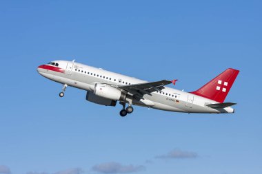 Luqa, Malta Ocak 16, 2009: Privatair (Lufthansa) Airbus A319-132lr (D-Apac) bazı performans dokunmatik ve 32 piste gider.