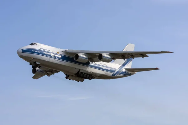 Luqa, Malta Şubat 6, 2009: Volga-Dnepr havayolları Antonov An-124-100 Ruslan Pist 31 alarak.