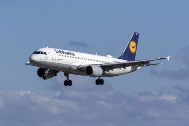 Luqa, Malta - 29 Kasım 2018: Lufthansa Airbus A320-214 (Reg: D-Aizh) iniş pisti 31.