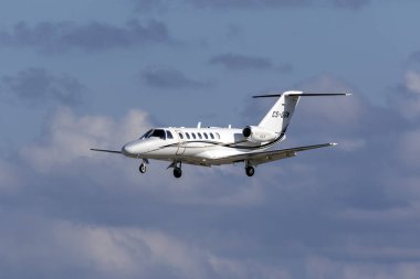 Luqa, Malta - 29 Kasım 2018: Özel bir Cessna 525b alıntı Cj3 (Reg: Cs-Dgw) kısa finalleri pistte 31.