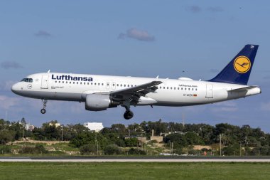 Luqa, Malta - 29 Kasım 2018: Lufthansa Airbus A320-214 (Reg: D-Aizh) iniş pisti 31.