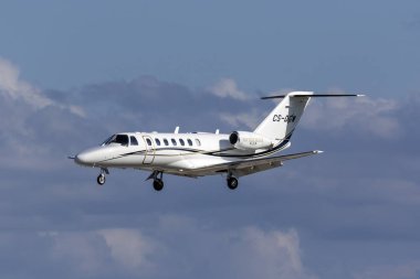 Luqa, Malta - 29 Kasım 2018: Özel bir Cessna 525b alıntı Cj3 (Reg: Cs-Dgw) kısa finalleri pistte 31.