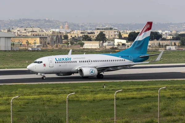 Luqa, Malta 21 Ekim 2018: Luxair Boeing 737 - 7c 9 (Lx-Lgq) envanterimde Pist 31 Lüksemburg için kalkış için.
