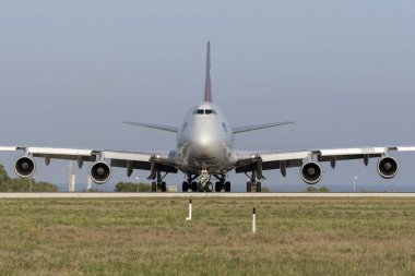 Luqa, Malta 3 Eylül 2015: Cargolux Boeing 747-4r7f/Muscat, Umman için Lüksemburg geldikten sonra çıkış yapan Scd.