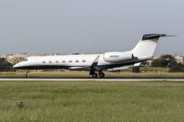 Luqa, Malta 18 Nisan 2015: Gulfstream Aerospace G-V Gulfstream V için astar 31 pistlerden birinden çıkar.