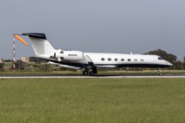 Luqa, Malta 18 Nisan 2015: Gulfstream Aerospace G-V Gulfstream V için astar 31 pistlerden birinden çıkar.