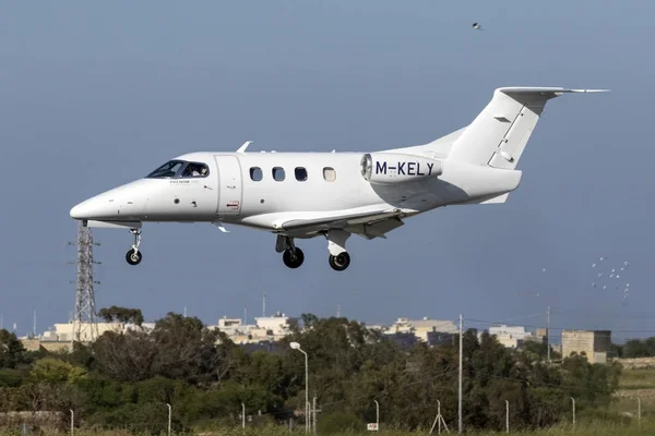 Luqa, Malta 29 Nisan 2015: Bir özel Embraer Emb-500 Phenom 100 (M-Kely) finale pistte 31. 