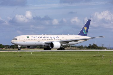 Luqa, Malta - 3 Aralık 2018: Suudi Arabistan Havayolları Boeing 777-268/Er (Reg: Hz-Akq) bir saptırma teknik sorun nedeniyle önceki gün sonra çıkış.