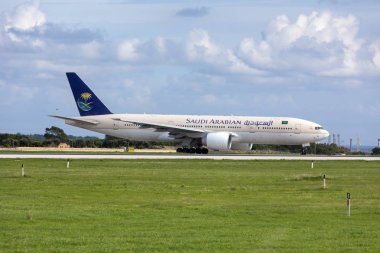 Luqa, Malta - 3 Aralık 2018: Suudi Arabistan Havayolları Boeing 777-268/Er (Reg: Hz-Akq) bir saptırma teknik sorun nedeniyle önceki gün sonra çıkış.