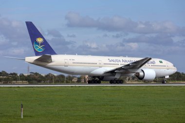 Luqa, Malta - 3 Aralık 2018: Suudi Arabistan Havayolları Boeing 777-268/Er (Reg: Hz-Akq) bir saptırma teknik sorun nedeniyle önceki gün sonra çıkış.