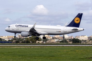 Luqa, Malta - 3 Aralık 2018: Lufthansa Airbus A320-214 (Reg: D-Aiun) iniş pisti 31. Bu renk düzenini şimdi masmavi bir şey ile değiştirilmiştir.
