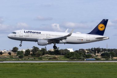 Luqa, Malta - 3 Aralık 2018: Lufthansa Airbus A320-214 (Reg: D-Aiun) iniş pisti 31. Bu renk düzenini şimdi masmavi bir şey ile değiştirilmiştir.
