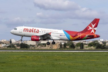 Luqa, Malta - 3 Aralık 2018: Air Malta Airbus A320-214 (Reg: 9h-Aen) finale pistte 31.