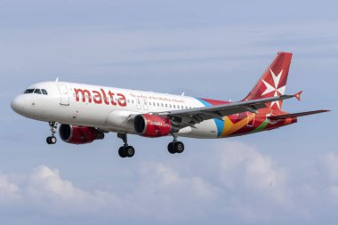 Luqa, Malta - 3 Aralık 2018: Air Malta Airbus A320-214 (Reg: 9h-Aen) finale pistte 31.