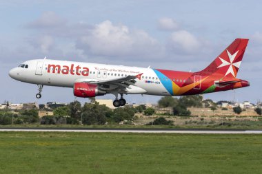 Luqa, Malta - 3 Aralık 2018: Air Malta Airbus A320-214 (Reg: 9h-Aen) finale pistte 31.