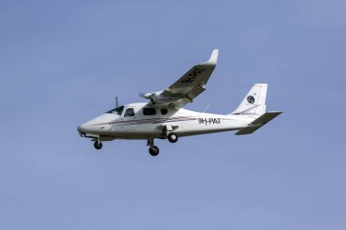 Luqa, Malta - 3 Aralık 2018: Malta kanatları Tecnam P-bir orta alana iniş yapma 2006t (9 h-Pat).