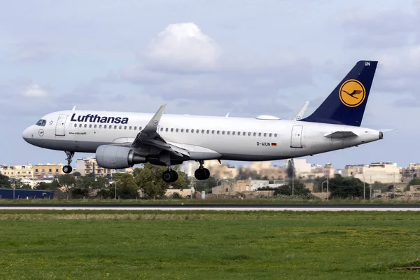 Luqa, Malta - 3 Aralık 2018: Lufthansa Airbus A320-214 (Reg: D-Aiun) iniş pisti 31. Bu renk düzenini şimdi masmavi bir şey ile değiştirilmiştir.