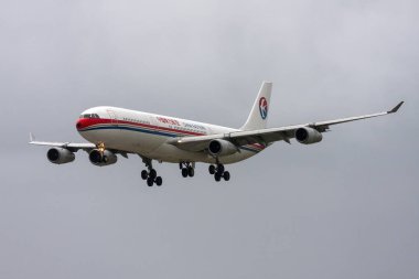 Luqa, Malta 26 Şubat 2011: Çin Doğu Hava Yolları'nın Airbus A340-Çin'den gelen geri Çin almaya 313 vatandaşı Çin'e üzerinden geri.