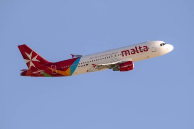 Luqa, Malta 15 Kasım 2014: Air Malta Airbus A320-214 kalkış pist 13 üzerinden.