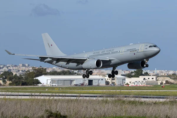 Luqa, Malta - 15 Kasım 2015: Kraliyet Hava Kuvvetleri Airbus A330 Voyager hakkında dokunmak Kc3 (A330-243mrtt) (Zz335).