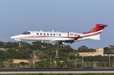 Luqa, Malta - 17 Aralık 2018: Bir özel Learjet 75 (Reg: 9h-Ddj) finale pistte 31.