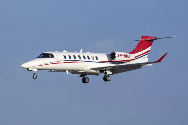 Luqa, Malta - 17 Aralık 2018: Bir özel Learjet 75 (Reg: 9h-Ddj) finale pistte 31.