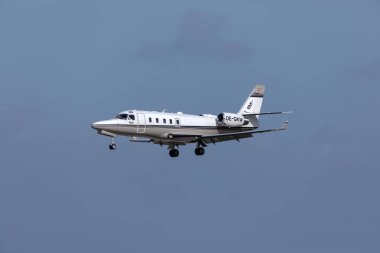 Luqa, Malta-15 Mart 2019: Tirol hava ambulansı Gulfstream Aerospace G100 (OE-Gkw) kısa finale Pist 31.