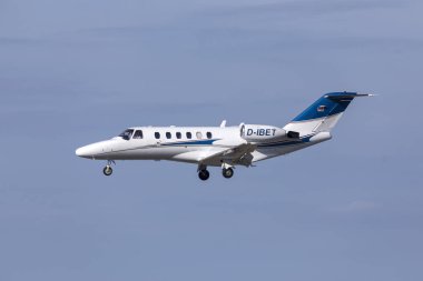 Luqa, Malta - Mayıs 2019: A Private Cessna 525a Citation Cj2 (Reg: D-Ibet) finallerde pist 31.