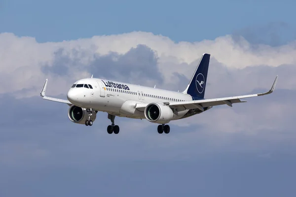 Luqa, Malta - 15 Mayıs 2019: Lufthansaairbus A320-271n (D-Ainm) iniş 31, yeni renk düzeni.