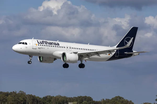 Luqa, Malta - 15 Mayıs 2019: Lufthansaairbus A320-271n (D-Ainm) iniş 31, yeni renk düzeni.